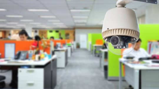 El control laboral con cámaras es legal solo si la empresa informa adecuadamente al empleado.